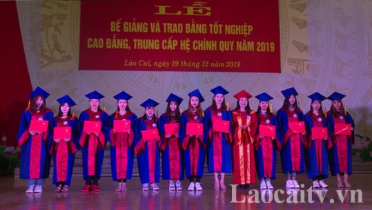 350 sinh viên Phân hiệu Đại học Thái Nguyên tại Lào Cai nhận bằng tốt nghiệp