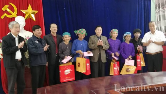Hội Người cao tuổi Việt Nam tặng quà Tết người cao tuổi thành phố Lào Cai