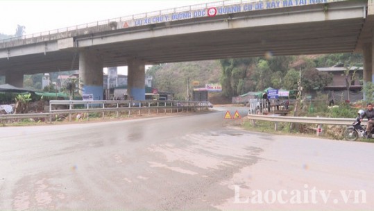 Kiên quyết xử lý vi phạm hành lang an toàn giao thông đường bộ tại nút giao IC 19