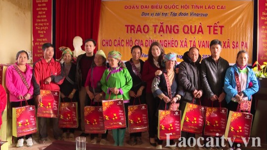 Đoàn ĐBQH tỉnh thăm, tặng quà tết các hộ nghèo, gia đình chính sách xã Tả Van