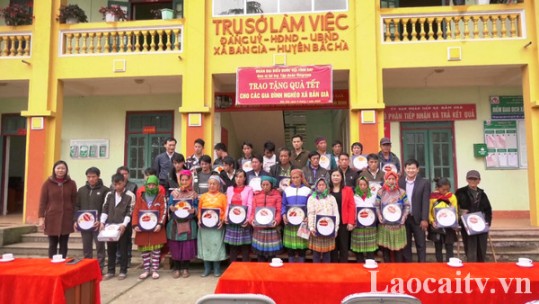 Tặng 200 suất quà cho các hộ dân có hoàn cảnh khó khăn tại huyện Bắc Hà