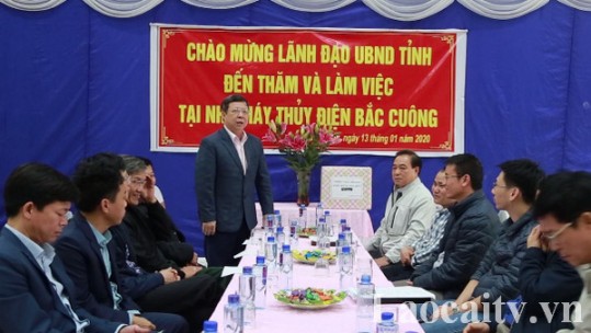 Phó Chủ tịch UBND tỉnh Lê Ngọc Hưng chúc tết công nhân thủy điện tại huyện Bảo Yên