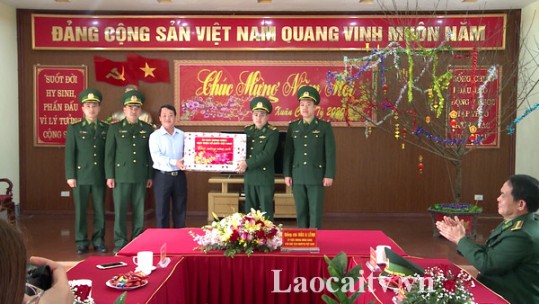Ủy ban Trung ương Mặt trận Tổ quốc Việt Nam tặng quà tại Lào Cai