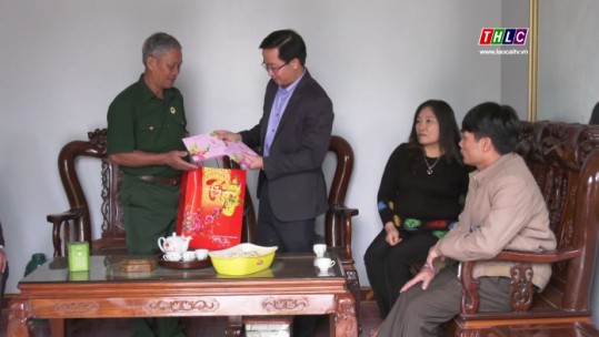 Mang Tết đến với gia đình chính sách