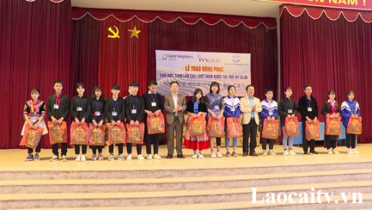 Hàng nghìn học sinh Lào Cai được tặng quần áo ấm trong mùa đông