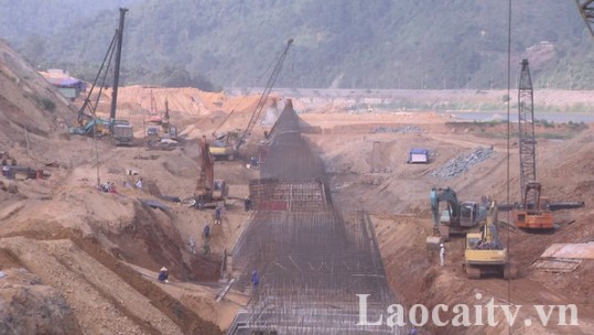Khẩn trương thi công kè bờ hữu sông Hồng