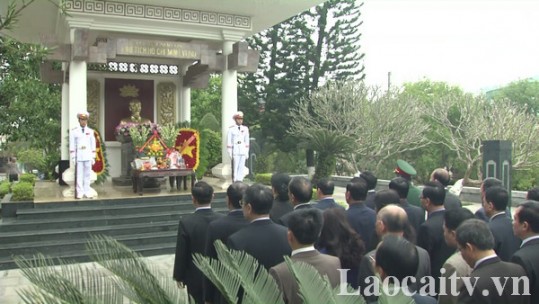 Lãnh đạo tỉnh dâng hương tại Nhà bia tưởng niệm Chủ tịch Hồ Chí Minh và Đài tưởng niệm các Anh hung liệt sỹ