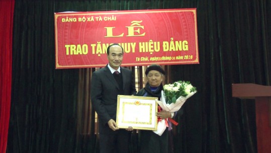 Bắc Hà trao huy hiệu Đảng đợt 3/2