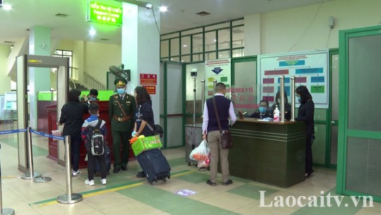 Ngày đầu áp dụng khai báo y tế đối với hành khách nhập cảnh từ Trung Quốc