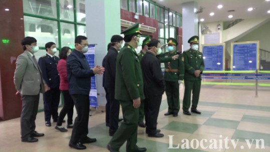Bí thư Tỉnh ủy Nguyễn Văn Vịnh kiểm tra công tác phòng, chống dịch viêm phổi cấp tại cửa khẩu