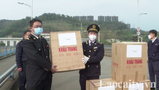 Hải quan Lào Cai tặng hàng chục nghìn khẩu trang giúp Hải quan Trung Quốc chống dịch