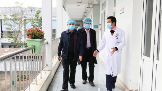 Phó Chủ tịch UBND tỉnh Hoàng Quốc Khánh kiểm tra công tác phòng, chống virus Corona của ngành Y tế