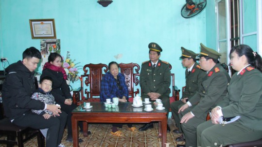 Công an tỉnh Lào Cai thăm hỏi, trao quà ủng hộ gia đình 3 liệt sỹ hi sinh tại Đồng Tâm