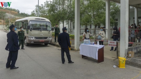 Lào Cai tiếp nhận, cách ly gần 100 công dân Việt Nam từ Trung Quốc về