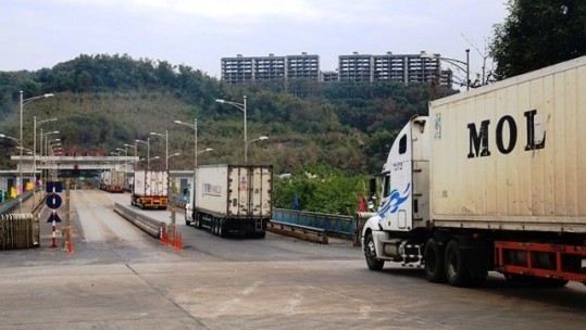 Thông quan gần 90 xe container nông sản qua cửa khẩu Lào Cai