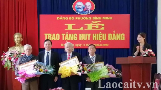 Trao Huy hiệu Đảng đợt 3/2 cho các đảng viên Đảng bộ phường Bình Minh
