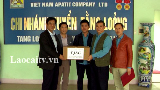 Tặng khẩu trang, dung dịch rửa tay khô cho công nhân