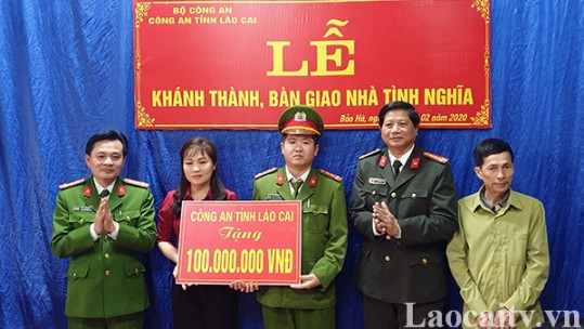 Trao nhà tình nghĩa cho cán bộ chiến sĩ xã Bảo Hà