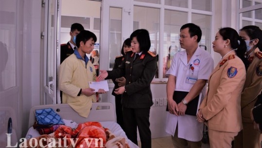 Công an TP Lào Cai thăm hỏi, tặng quà bệnh nhân có hoàn cảnh khó khăn tại Bệnh viện Sản - Nhi tỉnh