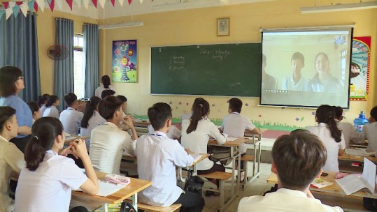 Xem xét triển khai việc học qua truyền hình cho học sinh Lào Cai
