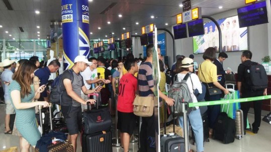 Làm thủ tục tại sân bay, khách phải giữ khoảng cách tối thiếu 2m