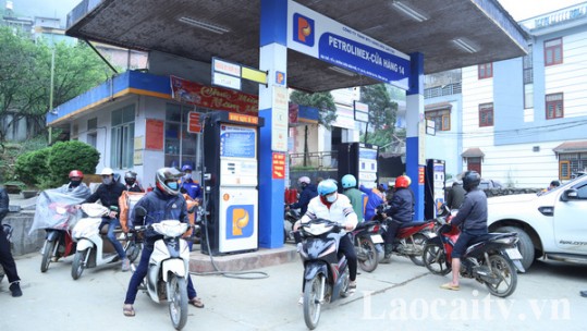 Người dân Sa Pa đổ xô đi mua xăng tích trữ khi giá giảm sâu