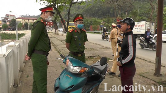 Tuyên truyền nâng cao ý thức phòng, chống dịch Covid-19 cho người tham gia giao thông