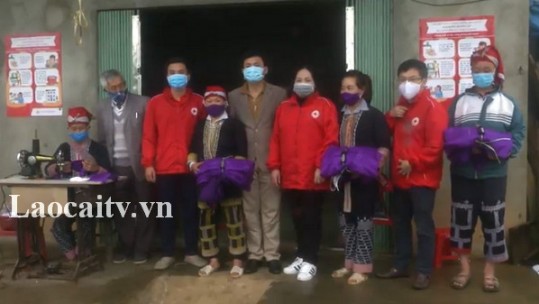 Trao tặng 50 m vải cho người dân 2 thôn xã Tả Phời để may khẩu trang phòng chống dịch Covid-19