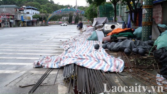 Vật liệu xây dựng để tràn lan trên vỉa hè, lòng đường
