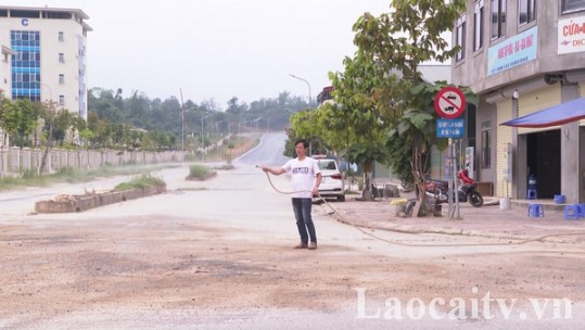 Bùn đất vùi lấp mặt đường Võ Nguyên Giáp