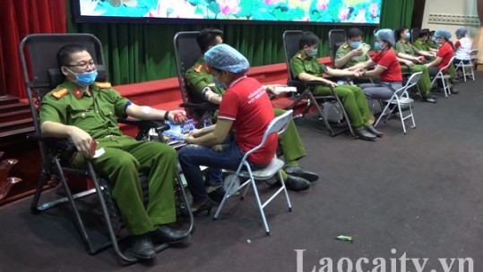 Ngày hội hiến máu “Công an tỉnh Lào Cai – Hành trình giọt máu nghĩa tình”