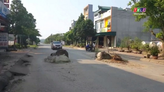 Nguy cơ mất an toàn giao thông do đặt trụ bê tông ngăn xe quá tải