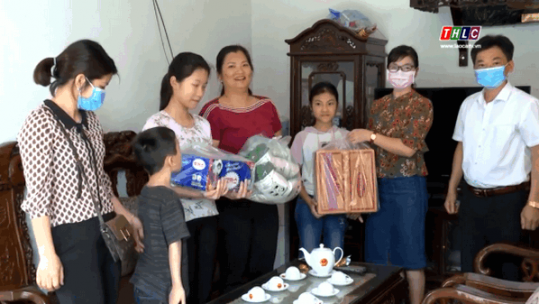 Trao tặng 90 suất quà cho học sinh có hoàn cảnh khó khăn