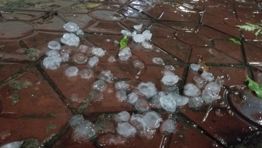 Mưa đá dữ dội trút xuống Lào Cai