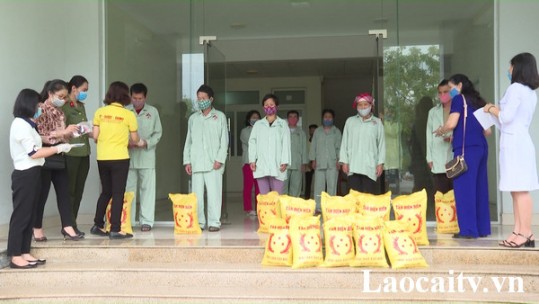 Hỗ trợ gần 2 tấn gạo cho bệnh nhân nghèo tại Bệnh viện Đa khoa tỉnh