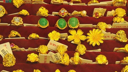 Giá vàng thế giới vượt mốc 49 triệu đồng/lượng