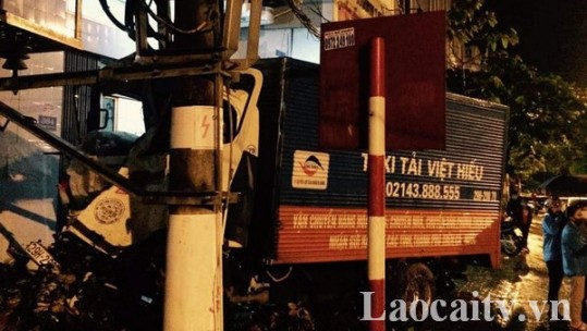 1 người bị thương trong tai nạn liên hoàn trên đường Hoàng Quốc Việt