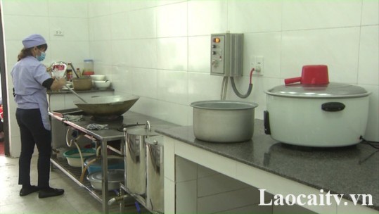 Đảm bảo an toàn từ bếp ăn tập thể cho người lao động
