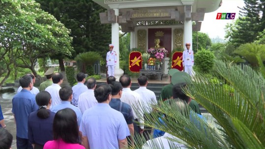 Đoàn đại biểu của tỉnh Lào Cai dâng hương báo công với Bác