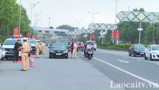 Lập biên bản xử lý gần 300 trường hợp vi phạm quy định về an toàn giao thông