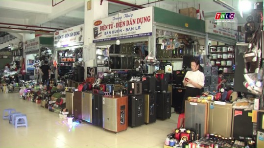 Bất đồng giữa tiểu thương và BQL chợ Cốc Lếu trong việc trả phí tiền thuê địa điểm