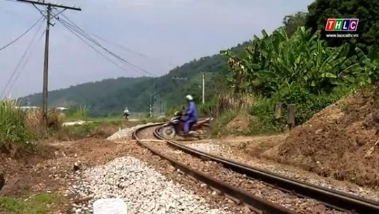 Cần xóa bỏ lối đi tự mở qua đường sắt
