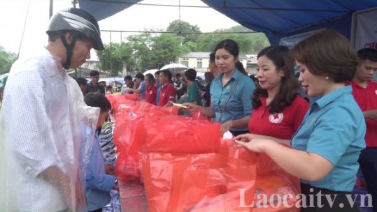Phiên chợ nhân đạo hỗ trợ đồng bào khó khăn các xã vùng cao