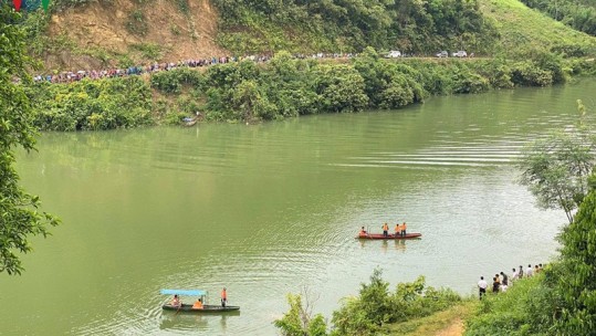 Chơi đêm trên sông Chảy bị lật thuyền, 3 người mất tích