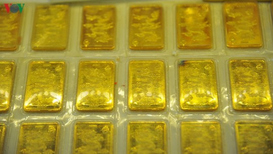 Giá vàng trong nước và thế giới diễn biến ngược chiều