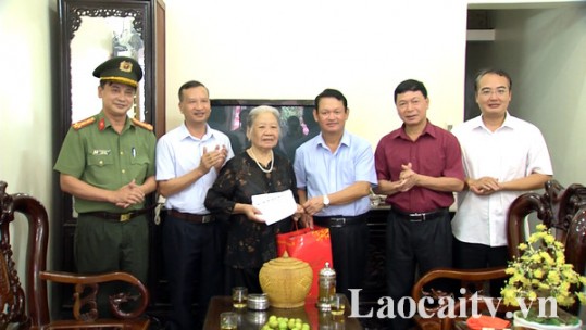 Bí thư Tỉnh ủy Nguyễn Văn Vịnh tặng quà người có công tại thành phố Lào Cai