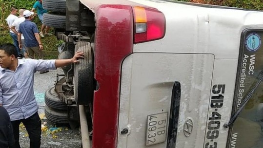 Xe khách chở gần 30 người lật ngang đèo tại Lào Cai