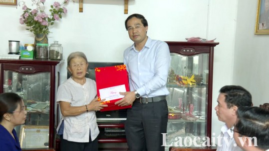 Các đồng chí lãnh đạo tỉnh thăm, tặng quà gia đình chính sách, người có công