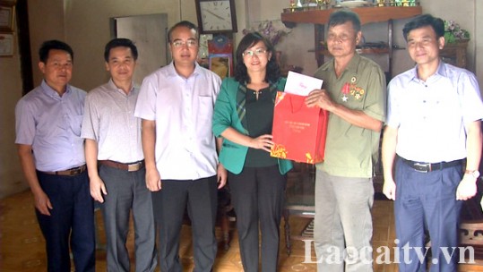 Các đồng chí lãnh đạo tỉnh thăm, tặng quà gia đình người có công