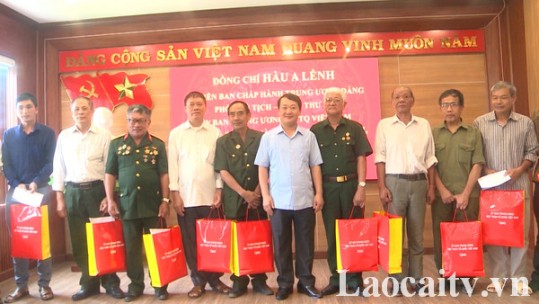 Các đồng chí lãnh đạo thăm, tặng quà gia đình chính sách, người có công